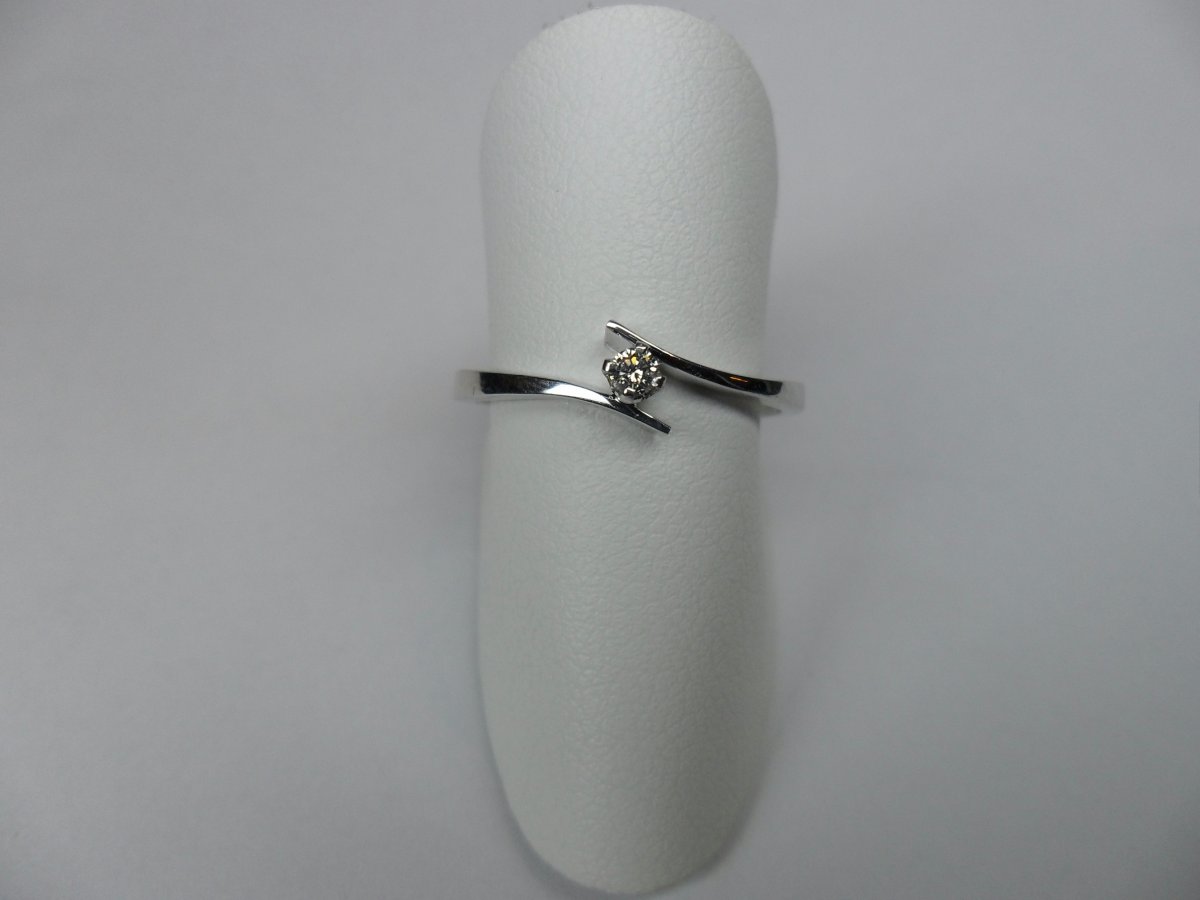 Twisted solitaire ring